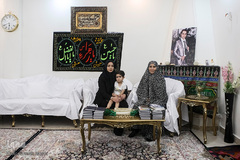 المیرا پناهی، عروس خانواده پناهی ۴ سال است که مراسم عزاداری امام حسین(ع) را در خانه خود برگزار می‌کند. وی می‌گوید بعداز فوت برادر شوهرش، همسرش تصمیم به برگزاری مراسم عزاداری امام حسین(ع) را گرفته است. مریم پناهی مادر همسرش در کنار وی نشسته است.