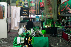 صدیقه نقی‌وردی ۳۸ سال است که مراسم روضه در ایام محرم را در خانه خود برگزار می‌کند.