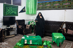زهرا رسولی ۸ سال است مراسم روضه در ایام محرم را در خانه خود برگزار می‌کند.