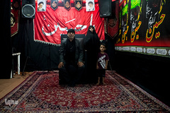 حسن فلاحی و همسرش زینب تیموری ۳۵ سال است که مراسم عزاداری امام حسین(ع) را در خانه خود برگزار می‌کنند. وی مداح اهل بیت(ع) است.