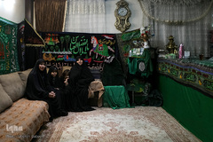 عزیزه نورمحمدی ۳۱ سال است که مراسم روضه در ایام محرم را در خانه خود برگزار می‌کند. وی می‌گوید: بانی اصلی این مراسم مادرش بوده است. 