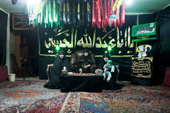 مرضیه امیری ۳۴ سال است که به همراه فرزندانش مراسم عزاداری امام حسین(ع) در ایام محرم را در خانه خود برگزار می‌کند.