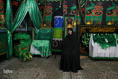 ثریا فرجی ۶۰ سال است که مراسم عزاداری امام حسین(ع) در دهه اول محرم را در خانه خود برگزار می‌کند.