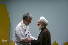 از راست حجت‌الاسلام والمسلمین صدیقی، امام جمعه موقت تهران و امیردریادار حبیب‌الله سیاری در اختتامیه مرحله نهایی مسابقات قرآن ارتش