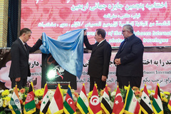 از راست ابوذر ابراهیمی ترکمان، رئیس سازمان فرهنگ و ارتباطات اسلامی، اسحاق جهانگیری، معاون اول رئیس جمهور و سیدعباس صالحی، وزیر فرهنگ و ارشاد اسلامی در اختتامیه پنجمین دوره جایزه جهانی اربعین