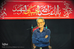 عباسعلی خوش‌نظر، 73 ساله، بازنشسته راه آهن. از 10 سالگی در روضه‌های امام حسین(ع) شرکت می‌کرد. می‌گویم: امام حسین. می‌گوید: مظهر شجاعت.