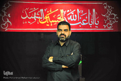 علی طالب‌زاده، 44 ساله، شغل آزاد، از 2 سالگی روضه می‌رفته است. می‌گویم: امام حسین(ع). می‌گوید:
ای بدن تو غرق خون
ای سر و روت لاله گون
با چه خضاب کرده‌ای
خون که حنا نمی‌شود