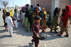 توزیع 5000هزار غذای نذری هم نمک در اربعین منطقه محروم جازموریان