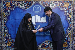 اهدای کارت خبرنگار افتخاری ایکنا توسط عیسی علیزاده، معاون فرهنگی حهاد دانشگاهی به  اشرف بروجردی، رئیس سازمان اسناد و کتابخانه ملی ایران