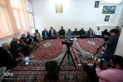 حضور جمعی از جامعه قرآنی در منزل مرحوم استاد عباس رنجبر، پیشکسوت قرآنی