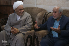حضور جمعی از جامعه قرآنی در منزل حجت‌الاسلام والمسلمین محمدرضا شهید‌ی‌پور، پیشکسوت قرآنی