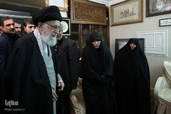 حضور رهبر معظم انقلاب در منزل سردار شهید سپهبد سلیمانی