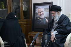 حضور رهبر معظم انقلاب در منزل سردار شهید سپهبد سلیمانی