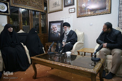 حضور رهبر معظم انقلاب در منزل سردار شهید سپهبد سلیمانی