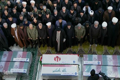 مراسم اقامه نماز بر پیکر مطهر سپهبد شهید حاج قاسم سلیمانی و همرزمان شهیدش با حضور رهبر معظم انقلاب