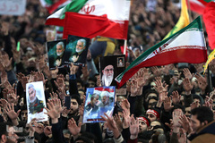 مراسم اقامه نماز بر پیکر مطهر سپهبد شهید حاج قاسم سلیمانی و همرزمان شهیدش با حضور رهبر معظم انقلاب