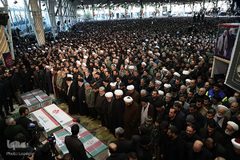 مراسم اقامه نماز بر پیکر مطهر سپهبد شهید حاج قاسم سلیمانی و همرزمان شهیدش با حضور رهبر معظم انقلاب