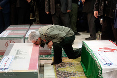 مراسم اقامه نماز بر پیکر مطهر سپهبد شهید حاج قاسم سلیمانی و همرزمان شهیدش با حضور رهبر معظم انقلاب