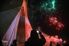 نور افشانی میدان آزادی به مناسبت سالروز پیروزی انقلاب اسلامی