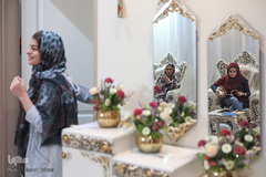 مینا و دنیا تقی پور محصل هستند. مینا دانشجوی رشته حسابداری و دنیا دانش آموز است. انها در حال مطالعه دروس خود هستند.