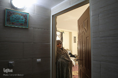 خانم دلبری منتظر نوه اش است.
او می گوید نوه اش بخاطر ویروس کرونا خیلی کمتر به خانه آنها می آید.