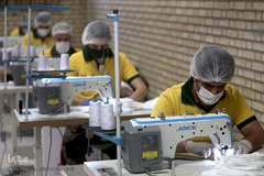 بازدید خبرنگاران از خط تولید لوازم بهداشتی هلال احمر ایران