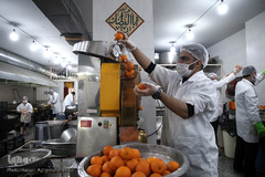 جهاد آبمیوه گیری موکب «المهدی» هیأت رزمندگان اسلام شمیرانات برای یاری کادر درمانی و شفای عاجل بیماران کرونایی