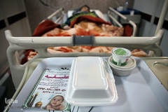 توزیع غذای حضرتی آستان مقدس حضرت عبدالظیم حسنی(ع) میان بیماران کرونایی بستری در بیمارستان فیروزآبادی شهر ری