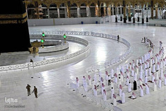 اقامه نماز در کنار کعبه با حفظ فاصله اجتماعی