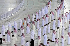 اقامه نماز در کنار کعبه با حفظ فاصله اجتماعی