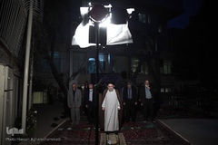 اقامه نماز جماعت شرکت کنندگان در پایان مراسم هفدهمین سالروز تأسیس خبرگزاری بین المللی قرآن (ایکنا)