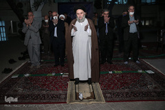 اقامه نماز جماعت شرکت کنندگان در پایان مراسم هفدهمین سالروز تأسیس خبرگزاری بین المللی قرآن (ایکنا)