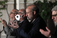 اقامه نماز جماعت شرکت کنندگان در پایان مراسم هفدهمین سالروز تأسیس خبرگزاری بین المللی قرآن (ایکنا)