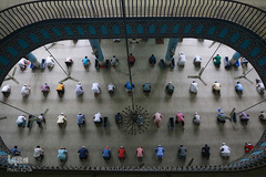 فاصله‌گذاری اجتماعی در نماز جماعت در مسجد «بیت المکرم» شهر «داکا» بنگلادش

