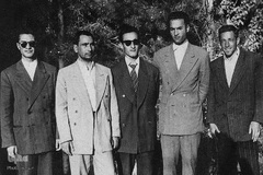 1332. مشهد، علی شریعتی همراه با تنی چند ازدوستان.درتصویر فخرالدین حجازی دیده می شود

