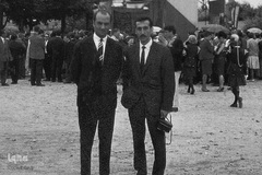 1339. پاریس،علی شریعتی درکنار یکی از دوستان درجشن اومانیته

