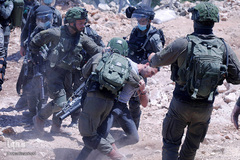 یورش نظامیان صهیونیست به مراسم تشییع پیکر شهید «ابراهیم مصطفی ابویعقوب» در شهرک «کفل حارس» کرانه باختری رود اردن