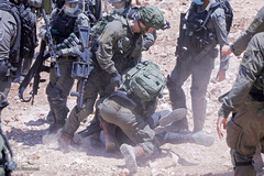 یورش نظامیان صهیونیست به مراسم تشییع پیکر شهید «ابراهیم مصطفی ابویعقوب» در شهرک «کفل حارس» کرانه باختری رود اردن