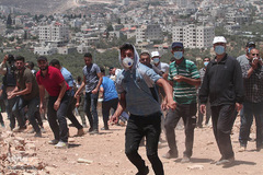 یورش نظامیان صهیونیست به تظاهرات فلسطینیان علیه شهرک‌سازی در شهرک «عصیره» استان نابلس کرانه باختری 