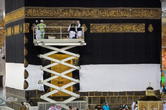 مسجدالحرام در نخستین روز آغاز مناسک حج امسال، شامگاه گذشته شاهد تعویض پرده مقدس کعبه بود.