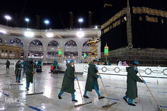 مسجدالحرام در نخستین روز آغاز مناسک حج امسال، شامگاه گذشته شاهد تعویض پرده مقدس کعبه بود.