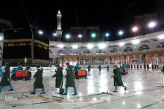 مسجدالحرام در نخستین روز آغاز مناسک حج امسال، شامگاه گذشته شاهد تعویض پرده مقدس کعبه بود.