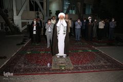 اقامه نماز جماعت شرکت کنندگان در مراسم رونمایی از پوستر پویش#روضه_های_خانگی