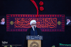 تعویض پرچم گنبد حرم رضوی در آغاز ماه محرم