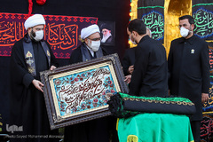 تعویض پرچم گنبد حرم رضوی در آغاز ماه محرم