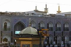 تعویض پرچم گنبد حرم رضوی در آغاز ماه محرم