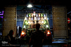 روشن کردن هزاران شمع در شب شام غریبان حسینی/ چهارراه گلوبندک