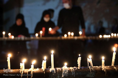 روشن کردن هزاران شمع در شب شام غریبان حسینی/ چهارراه گلوبندک