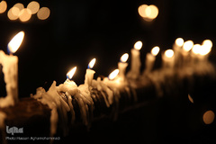 روشن کردن هزاران شمع در شب شام غریبان حسینی/ چهارراه گلوبندک