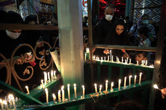 روشن کردن هزاران شمع در شب شام غریبان حسینی/ چهارراه گلوبندک